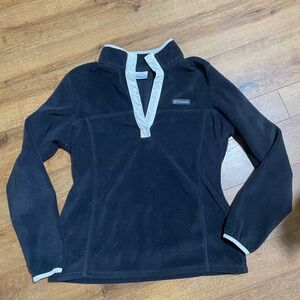 Columbia Black Fleece Pullover medium women’s m 8 - 10 athletic